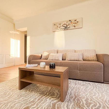 Uniquemoments Airport Apartment & Secure Parking & Airport Shuttle Iasi Eksteriør bilde