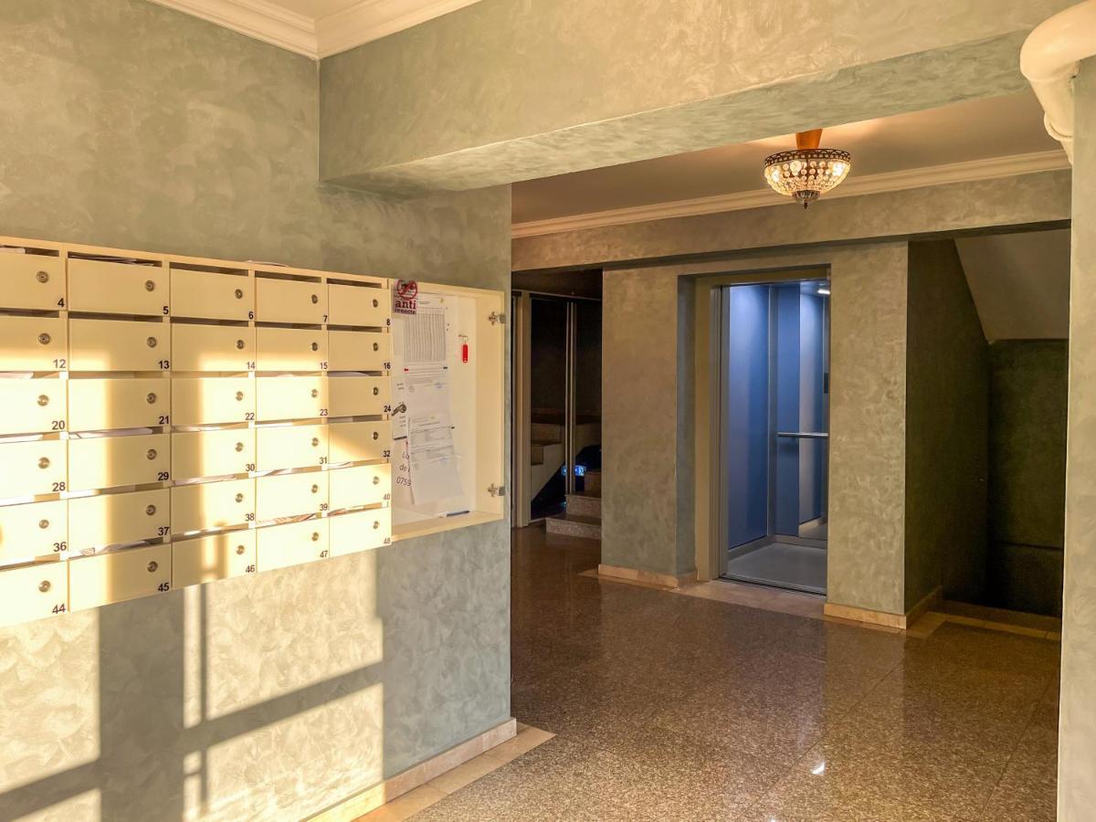 Uniquemoments Airport Apartment & Secure Parking & Airport Shuttle Iasi Eksteriør bilde